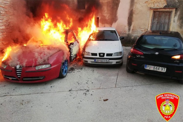 Gorjelo više automobila u Vodnjanu