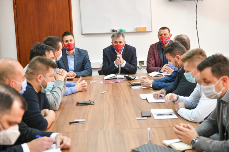 SNSD obustavlja skupove, ostali još važu