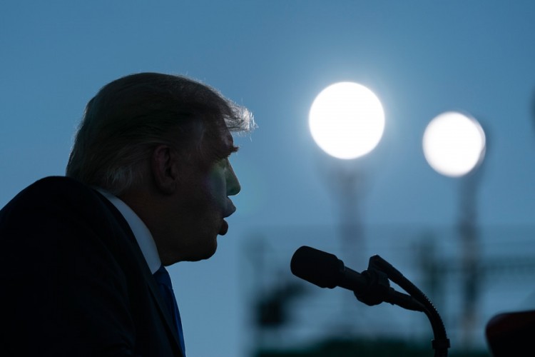 Tramp: Ljudi su umorni od slušanja o pandemiji i svih tih "idiota"