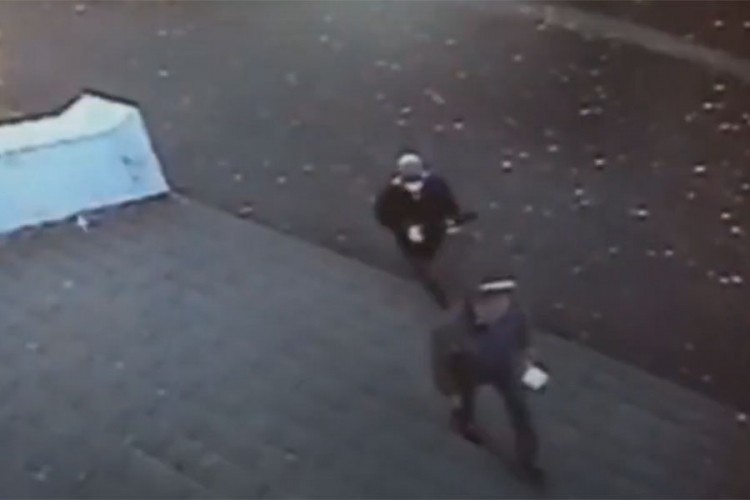 Nastavnika napao palicom ispred škole, objavljen snimak