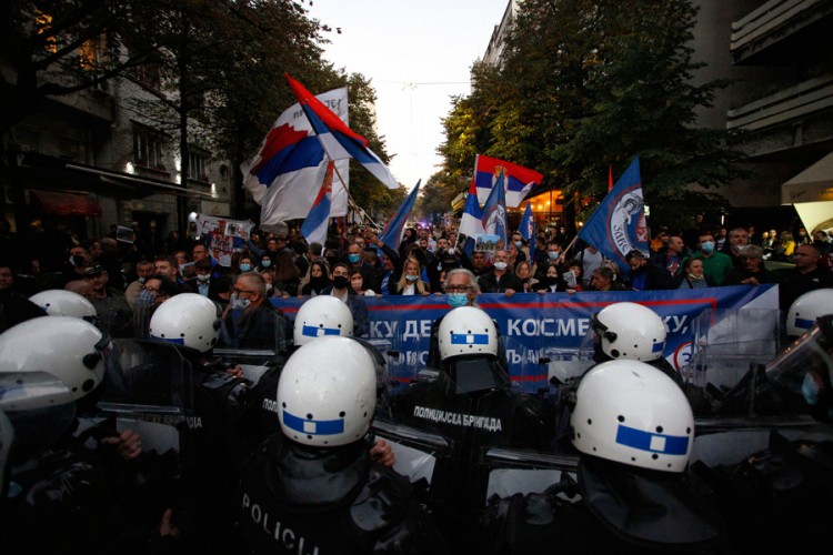 "Zavetnici" protestuju ispred Centra za kulturnu dekontaminaciju