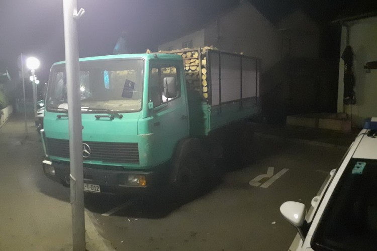 Cigare švercovao u cijepanim drvima