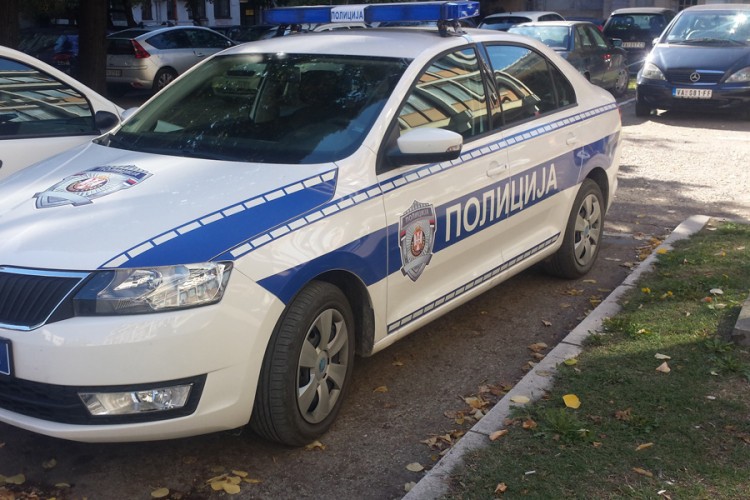 Učenik izbo dječaka u školskom dvorištu