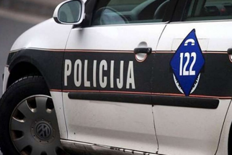 Šest osoba povrijeđeno u sudaru dva auta