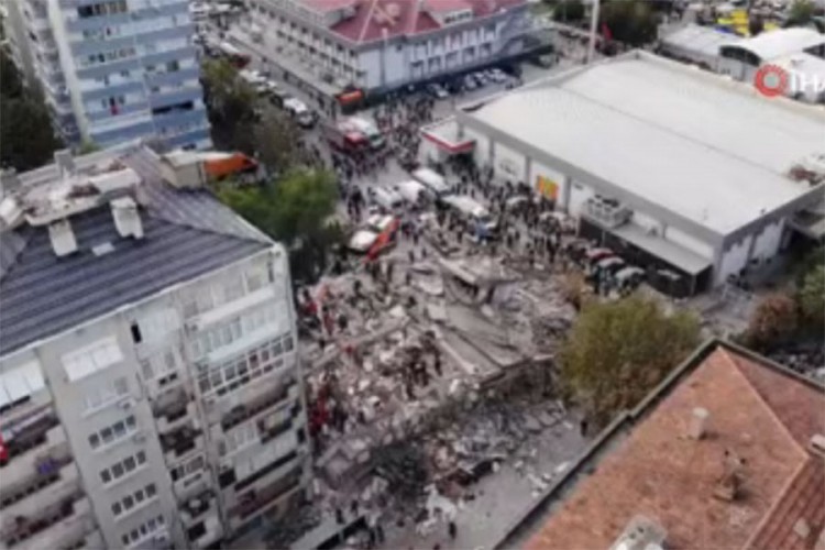 Snimci iz vazduha prikazuju razornost zemljotresa u Izmiru