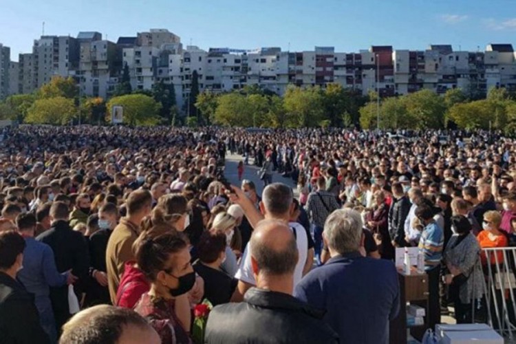 Hiljade ljudi na dočeku zemnih ostataka mitropolita Amfilohija