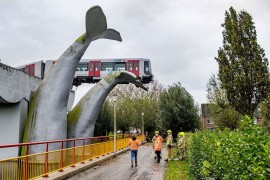 Kao u filmu - voz izletio iz šina i završio na repu skulpture kita