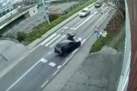 Automobilom udario troje djece na pješačkom prelazu u Cazinu