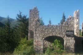 Polomljena spomen ploča koja sjeća na ubijene Srbe