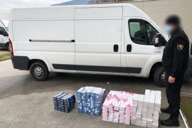 Zaplijenjene cigarete: Pogledajte kako je preuređen kombi za šverc