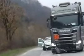 U stravičnom sudaru auta i kamiona jedna osoba poginula