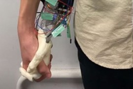 Bizarna robotska ruka za usamljene: Znoji se i miriše kao žena