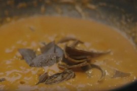 Kuvarica Najdžela Loson sprema ukusne kore od banana