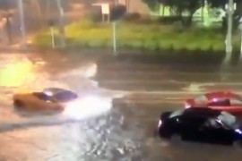 Oluja poplavila ulice, ali to nije smetalo vozaču Lamborghinija