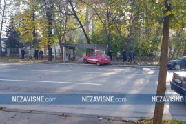 Škodom uletio u autobusko stajalište u Banjaluci, povrijeđena žena
