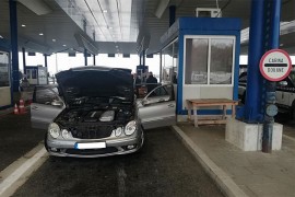 Carinici otkrili zlatne poluge i dukate u srebrnom mercedesu