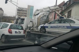 Pauk odnio policijsko vozilo