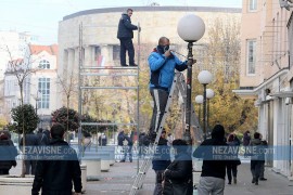 U Banjaluci počelo postavljanje novogodišnje rasvjete