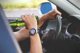 Pijan i zaražen virusom korona zaspao u upaljenom automobilu