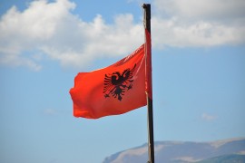 Predsjednik crnogorske opštine prijeti kaznama za neisticanje albanske ...