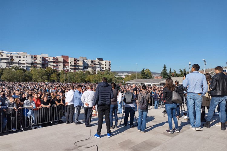 Dodik i Vučić odali počast pored odra mitropolita Amfilohija