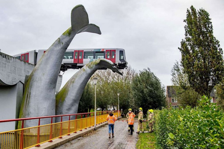 Kao u filmu - voz izletio iz šina i završio na repu skulpture kita