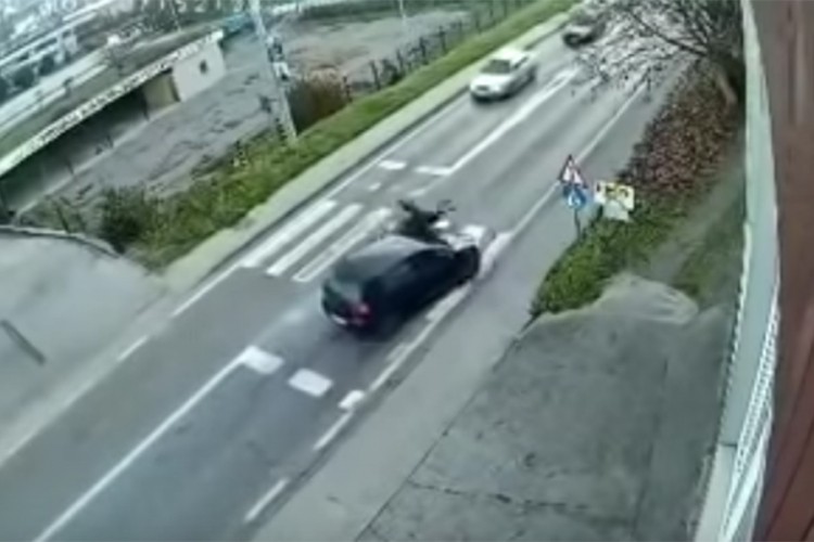 Automobilom udario troje djece na pješačkom prelazu u Cazinu