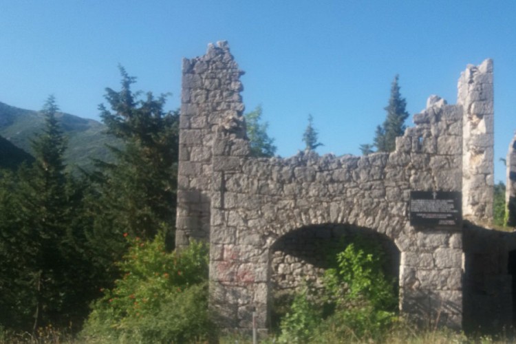Polomljena spomen ploča koja sjeća na ubijene Srbe