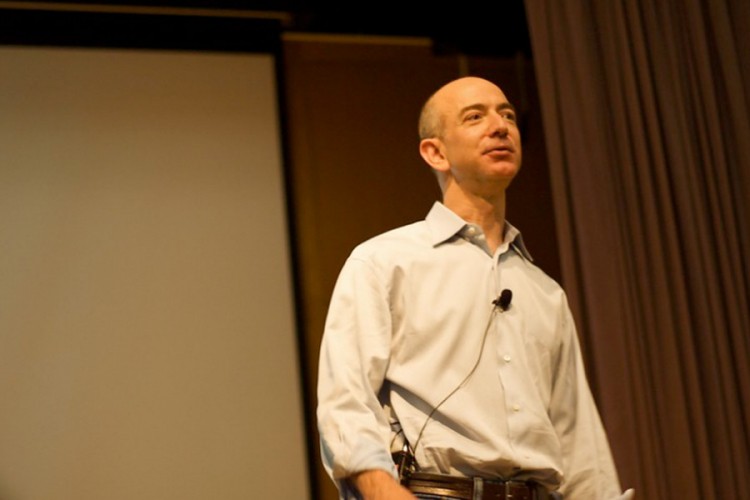 Bezos prodajom dionica "Amazona" zaradio tri milijarde dolara