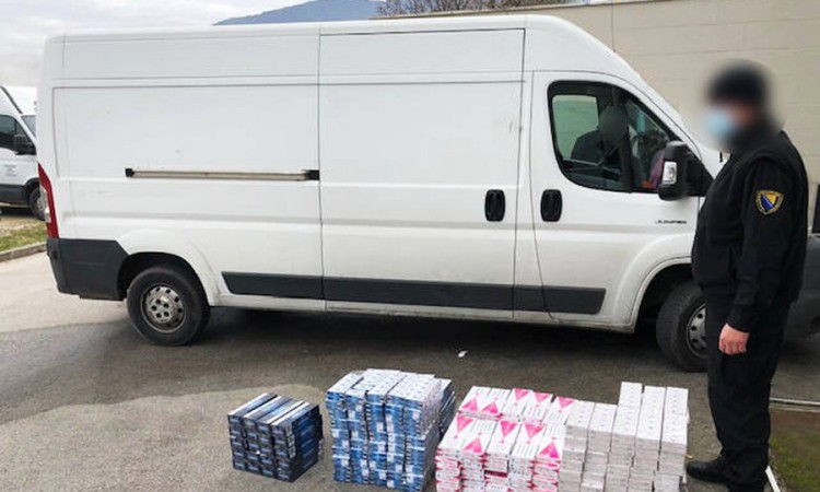 Zaplijenjene cigarete: Pogledajte kako je preuređen kombi za šverc