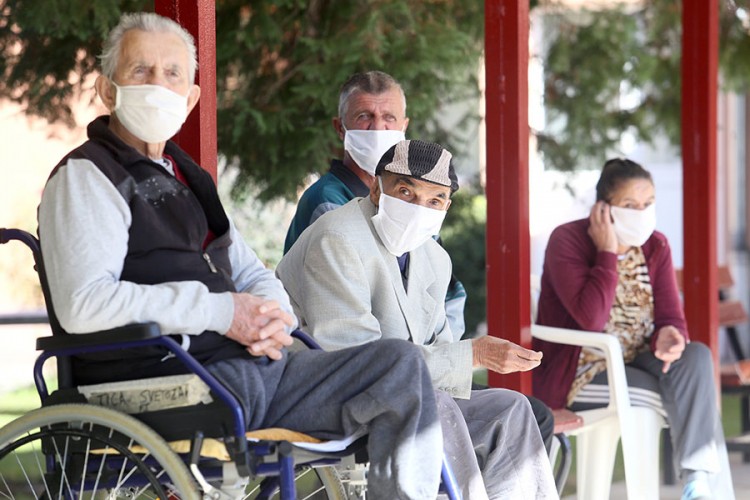 Korona prorijedila aktivnosti penzionera, izolacija starima teško pada