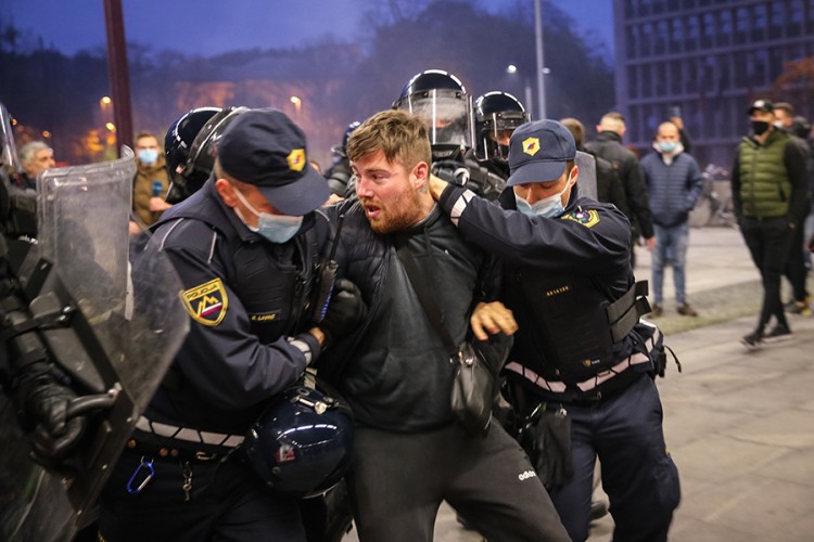 Povrijeđena četiri policajca na protestima u Ljubljani, uhapšena tri demonstranta