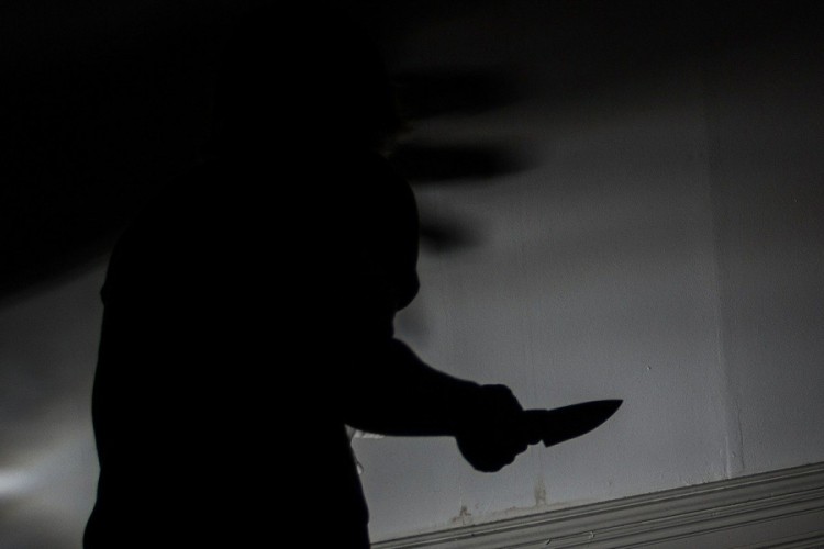 Nožem napao ženu i njenu kćerku pa povrijedio sebe