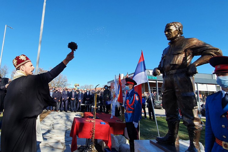 U Nevesinju otkriven spomenik komandantu Novici Gušiću