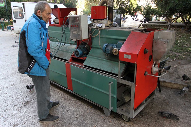 Husein osmislio mobilnu pržionicu: Za sat ispeče i oguli 30 kg kestena