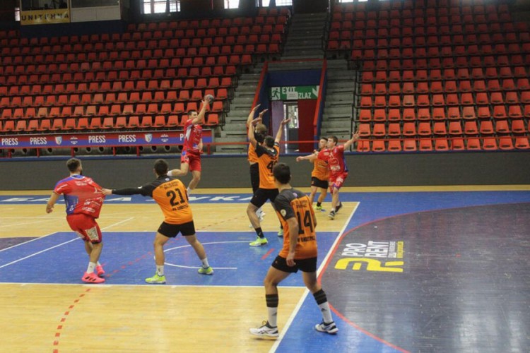 Jedinstvo 2015 na vrhu, gradski derbi Mladosti