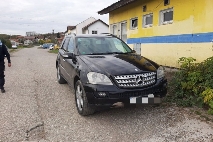 Policija oduzela "treptače" sa mercedesa