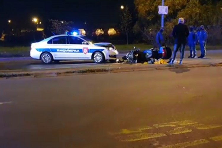 Pijan bježao motorom od patrole pa se zakucao u vozilo žandarmerije