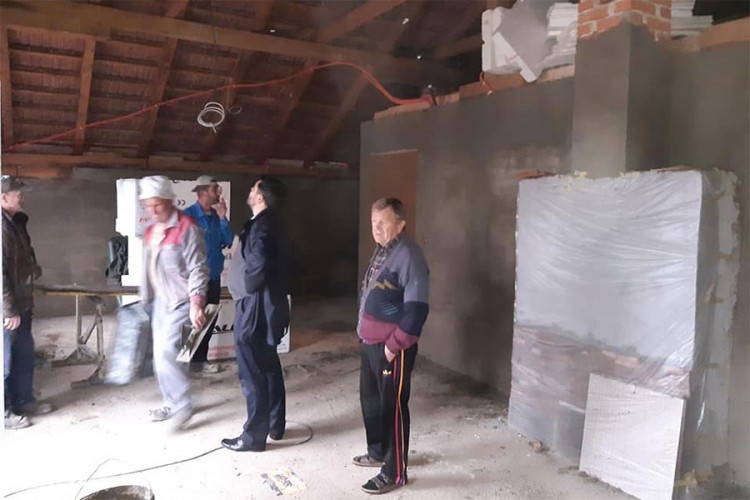 Potkrovlje siromašne porodice iz Sanskog Mosta uskoro u novom ruhu
