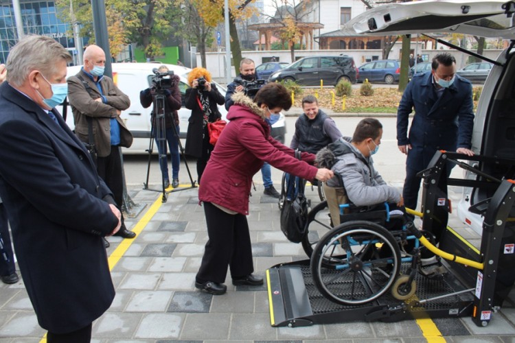 Mićić osobama s invaliditetom predao električni automobil