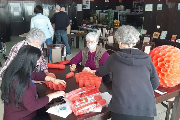 Dom penzionera Tuzla bez zaraženih: Sunce uhvate samo u svom dvorištu