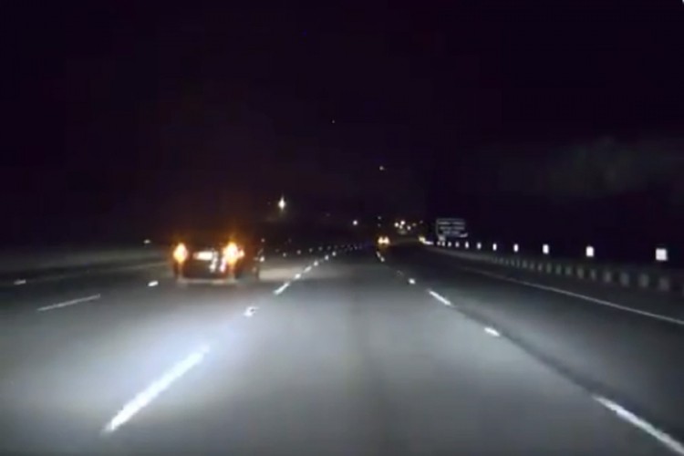 Udes na auto-putu - Teslin auto-pilot zakazao