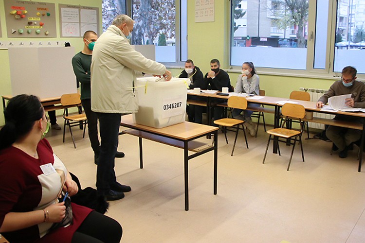 Kasnilo otvaranje tri birališta u Banjaluci, tenzije sa posmatračima