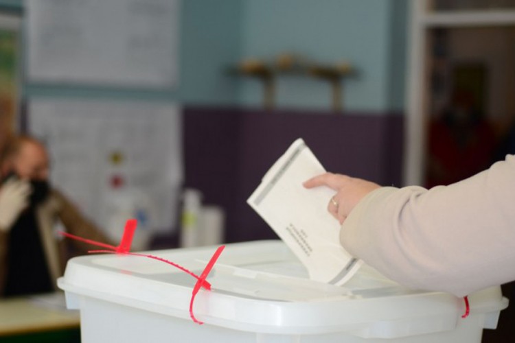 U Tuzli prijavljena kupovina glasova i verbalni sukobi na biralištima