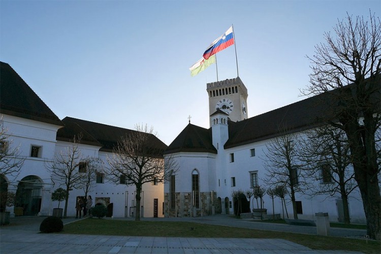 Skliznula prosječna plata u Sloveniji
