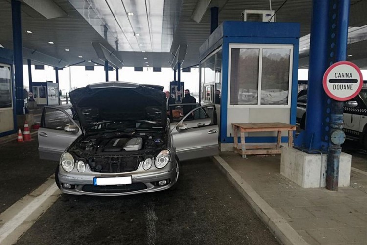 Carinici otkrili zlatne poluge i dukate u srebrnom mercedesu
