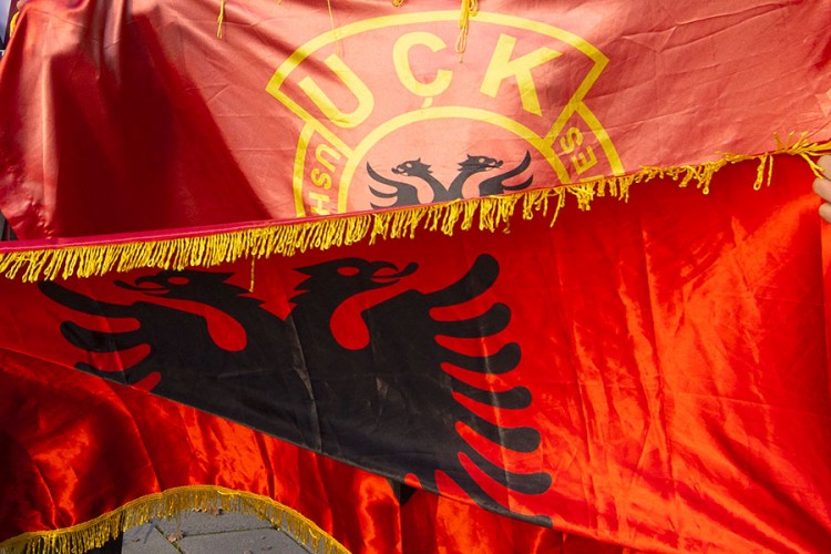 Grupa Albanaca uz povike ''UČK'' napala Srbina
