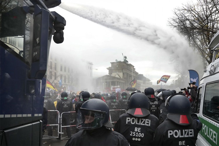Policija upotrebila vodene topove na demonstrantima u Berlinu