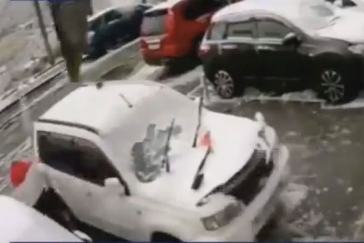 Izbjegao sigurnu smrt za dlaku, stradao "samo auto"