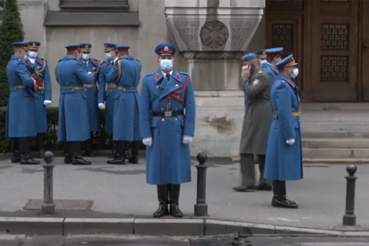 Počasna garda ispred Patrijaršije, čeka se prenos kovčega